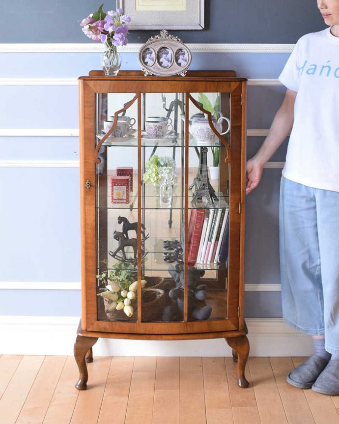 アンティークのキャビネット　アンティーク家具　ミラーが輝くアンティークのショーケース、英国のガラスキャビネット。お気に入りの雑貨や食器を並べてみましょう。(k-1782-f)