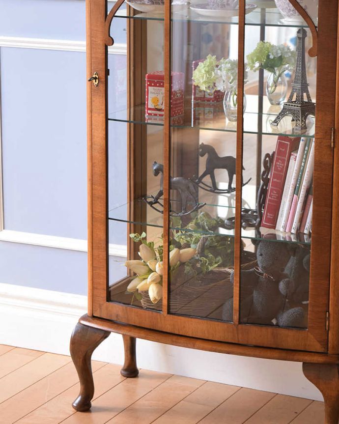 アンティークのキャビネット　アンティーク家具　ミラーが輝くアンティークのショーケース、英国のガラスキャビネット。アンティークのガラスがキレイにはめ込んであります。(k-1782-f)