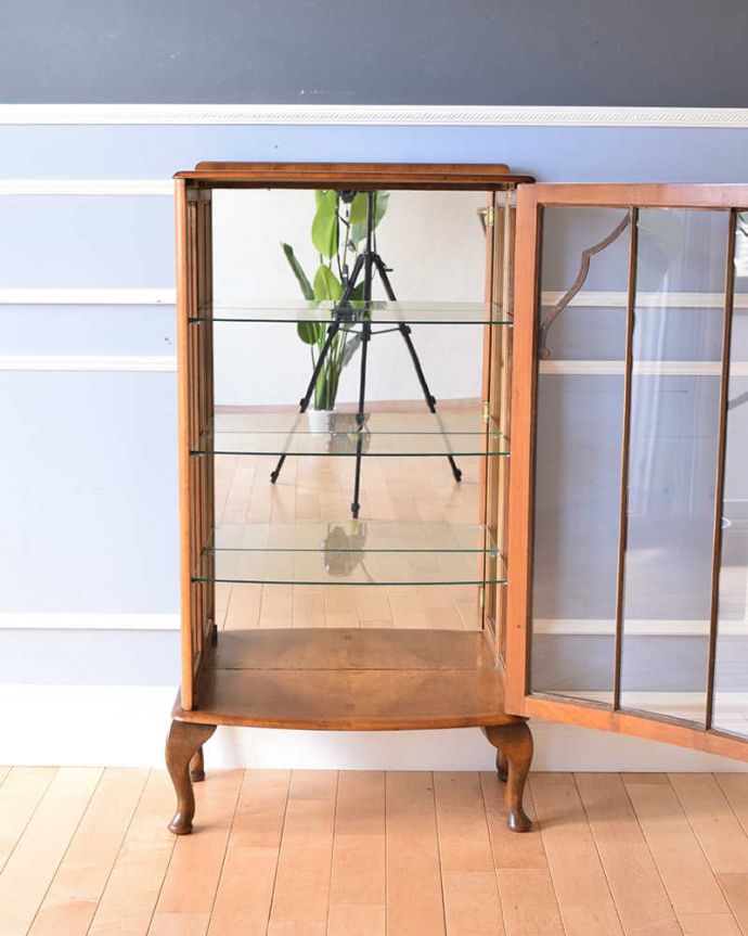 アンティークのキャビネット　アンティーク家具　ミラーが輝くアンティークのショーケース、英国のガラスキャビネット。４段あります。(k-1782-f)