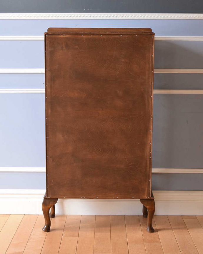 アンティークのキャビネット　アンティーク家具　ミラーが輝くアンティークのショーケース、英国のガラスキャビネット。アンティークは新品ではないので、もちろん経年変化によるキズはありますが、専門の職人が目立たないようキレイにお直しをしているので、後姿までキレイです。(k-1782-f)