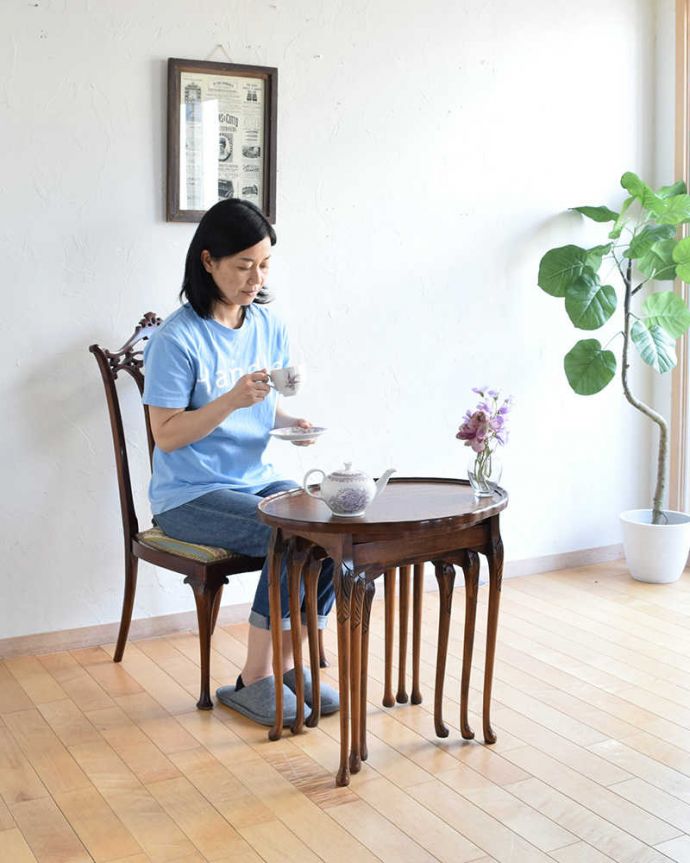 アンティークのテーブル　アンティーク家具　英国アンティーク家具、丸と四角の天板を楽しめるネストテーブル。正面から見てもピタッと収まっています。(k-1783-f)