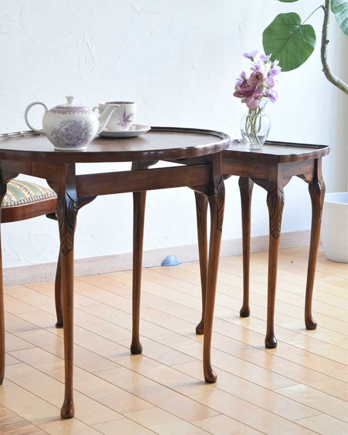 アンティークのテーブル　アンティーク家具　英国アンティーク家具、丸と四角の天板を楽しめるネストテーブル。キレイに見えるように計算されて作られています。(k-1783-f)
