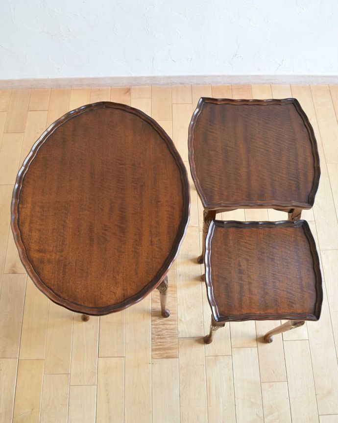 アンティークのテーブル　アンティーク家具　英国アンティーク家具、丸と四角の天板を楽しめるネストテーブル。天板もピカピカにお直ししました。(k-1783-f)