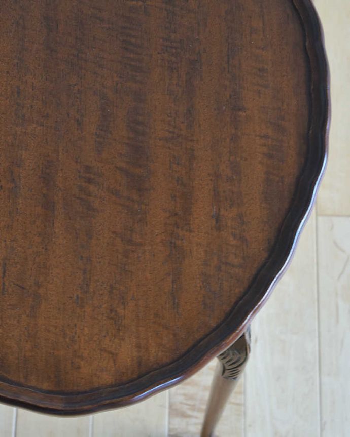 アンティークのテーブル　アンティーク家具　英国アンティーク家具、丸と四角の天板を楽しめるネストテーブル。角もキレイな状態です。(k-1783-f)