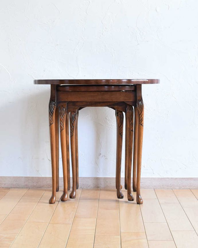 アンティークのテーブル　アンティーク家具　英国アンティーク家具、丸と四角の天板を楽しめるネストテーブル。アンティークは新品ではないので、もちろん経年変化によるキズはありますが、専門の職人が目立たないようキレイにお直しをしていますのでご安心ください。(k-1783-f)