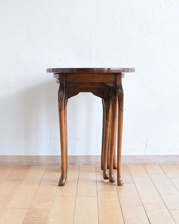 アンティークのテーブル　アンティーク家具　英国アンティーク家具、丸と四角の天板を楽しめるネストテーブル。スッキリしまえて、便利。(k-1783-f)