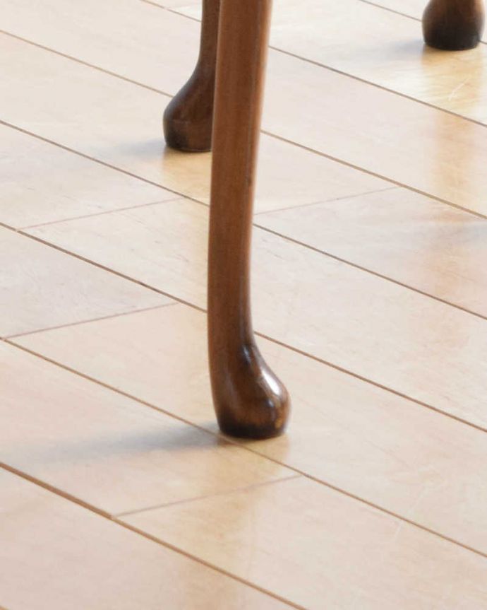 アンティークのテーブル　アンティーク家具　英国アンティーク家具、丸と四角の天板を楽しめるネストテーブル。キチンとお直ししてありますので、安定感のある脚です。(k-1783-f)