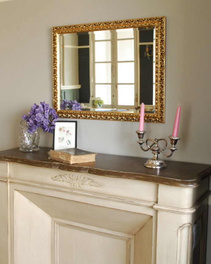 アンティーク フレーム付きミラー　アンティーク雑貨　ゴージャスなゴールドフレーム付き、珍しいレクタングル（長方形）デザインのアンティークミラー。華やかなので、これ一枚で壁が素敵に変身します。(k-1783-z)