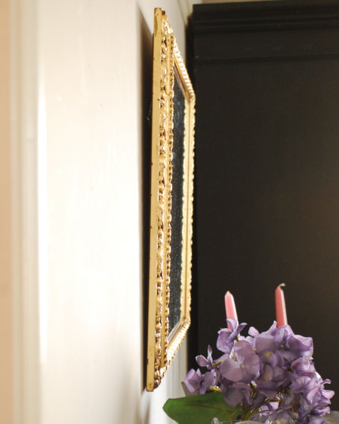 アンティーク フレーム付きミラー　アンティーク雑貨　ゴージャスなゴールドフレーム付き、珍しいレクタングル（長方形）デザインのアンティークミラー。アンティークのミラーは重みがあります。(k-1783-z)