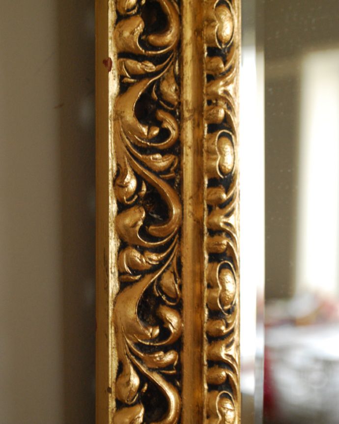 アンティーク フレーム付きミラー　アンティーク雑貨　ゴージャスなゴールドフレーム付き、珍しいレクタングル（長方形）デザインのアンティークミラー。※アンティークは新品ではないので、経年変化によるキズはありますが、専門の職人によって目立たないようにキレイにお直しをしています。(k-1783-z)