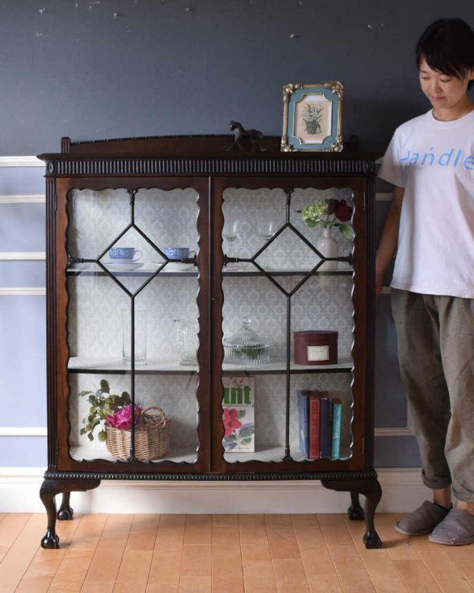 アンティークのキャビネット　アンティーク家具　上品な佇まいの英国アンティーク家具、高級感たっぷりのガラスキャビネット。アンティーク家具と言えば、やっぱりガラスのキャビネットいろんな場所で使えるガラスのキャビネットはアンティーク家具の中でもイチオシの家具です。(k-1784-f)