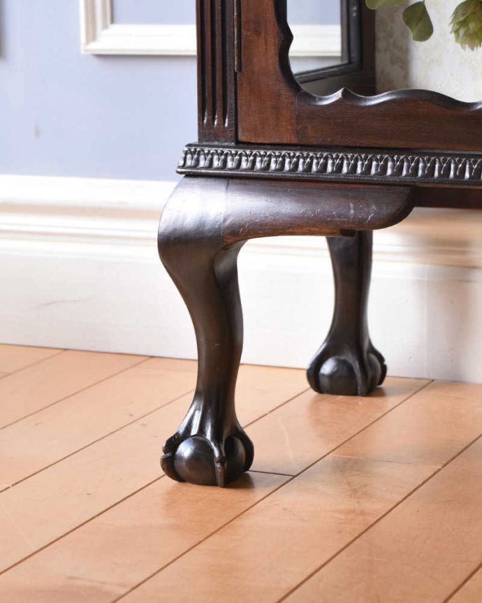 アンティークのキャビネット　アンティーク家具　上品な佇まいの英国アンティーク家具、高級感たっぷりのガラスキャビネット。女性１人でラクラク運べちゃうんですHandleのアンティークは、脚の裏にフェルトキーパーをお付けしています。(k-1784-f)