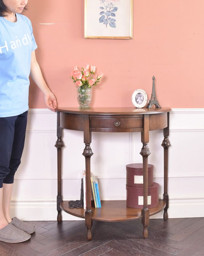 アンティークのテーブル　アンティーク家具　英国輸入のアンティーク家具、引き出しと棚が付いたコンソールテーブル。そっと壁に付けて置くだけで、オシャレな雰囲気に。(k-1785-f)