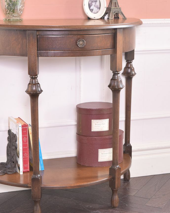 アンティークのテーブル　アンティーク家具　英国輸入のアンティーク家具、引き出しと棚が付いたコンソールテーブル。落ち着いた雰囲気なので、和室でもお使いいただけますよ。(k-1785-f)