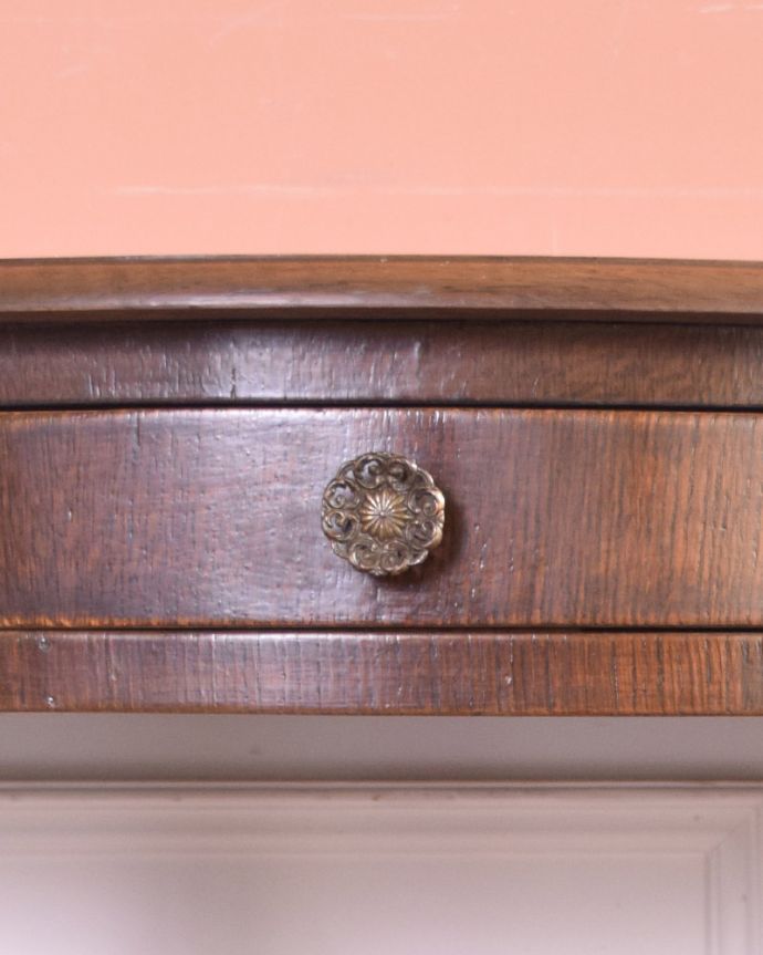 アンティークのテーブル　アンティーク家具　英国輸入のアンティーク家具、引き出しと棚が付いたコンソールテーブル。アンティークの装飾がオシャレな取っ手です。(k-1785-f)