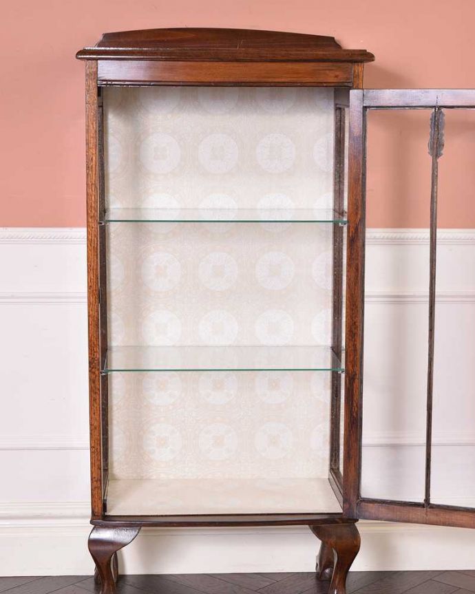 アンティークのキャビネット　アンティーク家具　初めての方にも人気な英国アンティーク家具、コンパクトなガラスキャビネット。扉を開けて中を見てみると…職人がキレイに修復しました。(k-1787-f)