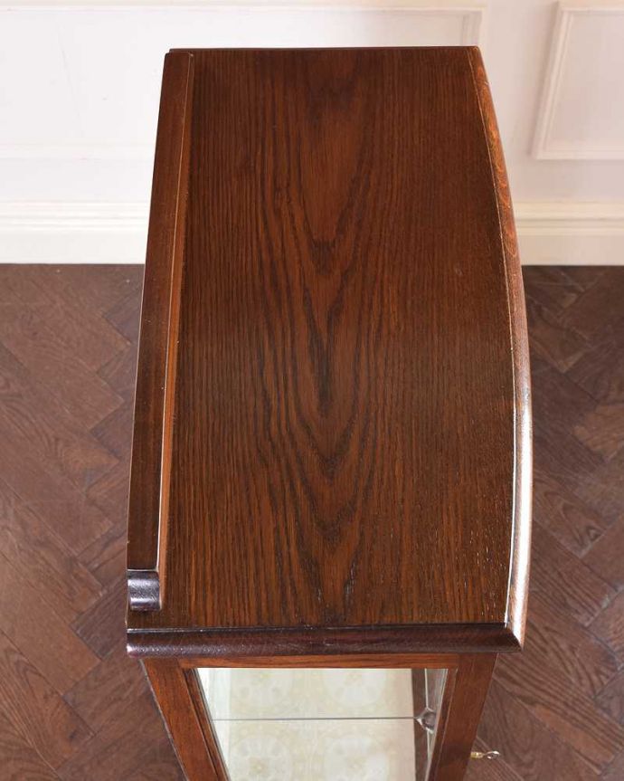 アンティークのキャビネット　アンティーク家具　初めての方にも人気な英国アンティーク家具、コンパクトなガラスキャビネット。上から見てるとこんな形のキャビネットです。(k-1787-f)