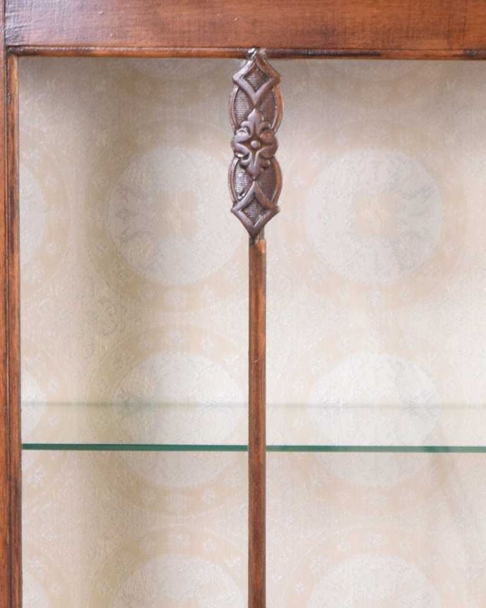 アンティークのキャビネット　アンティーク家具　初めての方にも人気な英国アンティーク家具、コンパクトなガラスキャビネット。アンティークらしい装飾が魅力やっぱりアンティークらしいデザインが魅力。(k-1787-f)