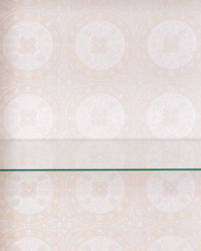 アンティークのキャビネット　アンティーク家具　初めての方にも人気な英国アンティーク家具、コンパクトなガラスキャビネット。新しく貼り替えました背板の生地も新しいものに貼り替えてあるので、とってもキレイです。(k-1787-f)