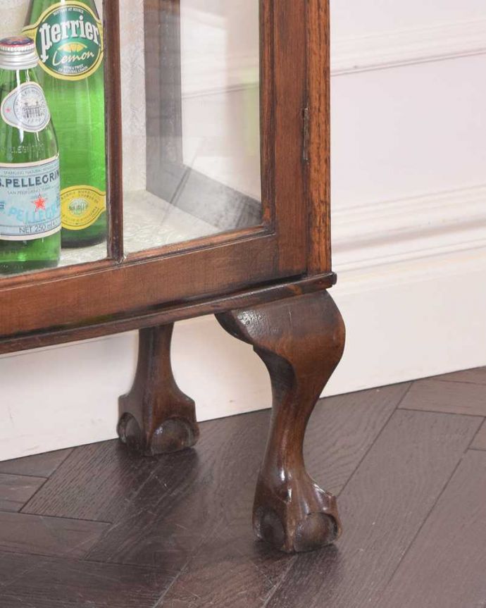 アンティークのキャビネット　アンティーク家具　初めての方にも人気な英国アンティーク家具、コンパクトなガラスキャビネット。女性1人でラクラク運べちゃう仕掛けHandleのアンティークは、脚の裏にフェルトキーパーをお付けしています。(k-1787-f)