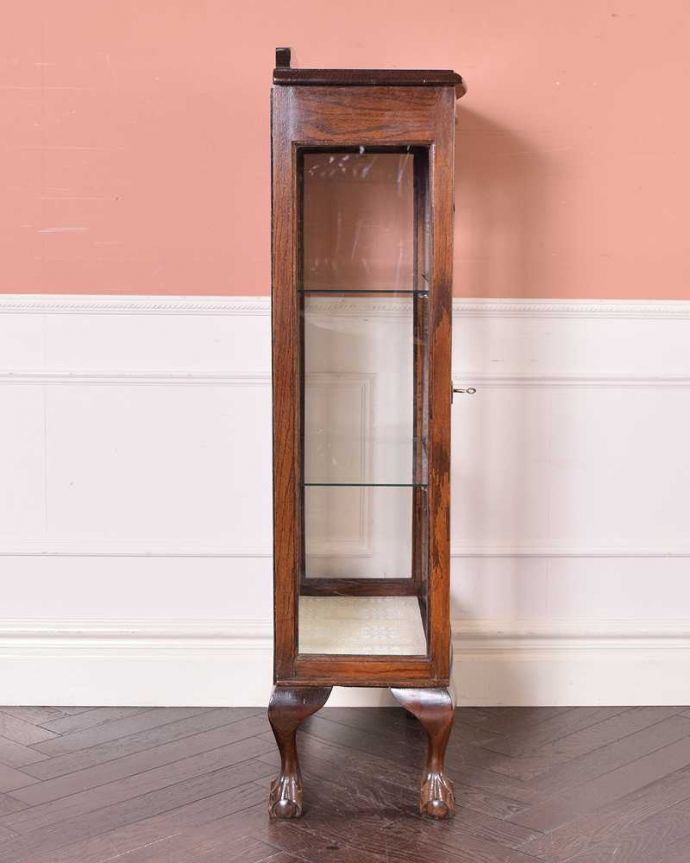 アンティークのキャビネット　アンティーク家具　初めての方にも人気な英国アンティーク家具、コンパクトなガラスキャビネット。横から見ても素敵なんですガラスキャビネットはどこから見ても美しい！いろんな角度から中をのぞきこんで楽んで下さい。(k-1787-f)