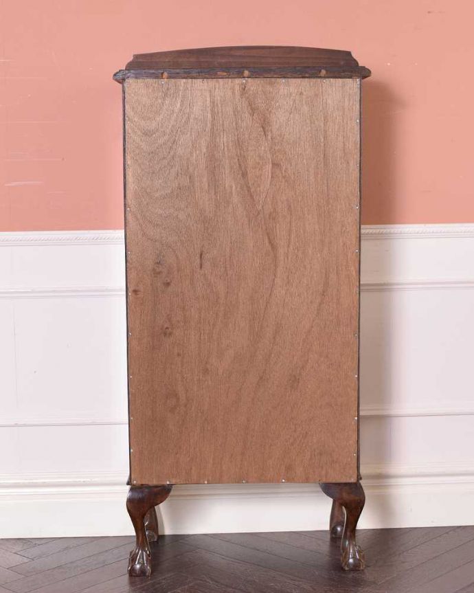 アンティークのキャビネット　アンティーク家具　初めての方にも人気な英国アンティーク家具、コンパクトなガラスキャビネット。キレイに修復しました！アンティークは新品ではないので、経年変化によるキズはありますが、専門の職人がキレイにお直しをしているので、後姿までキレイです。(k-1787-f)