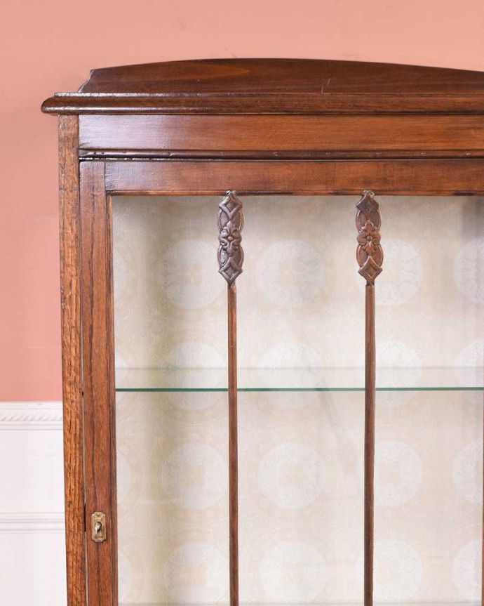 アンティークのキャビネット　アンティーク家具　初めての方にも人気な英国アンティーク家具、コンパクトなガラスキャビネット。ガラス越しに見えるお気に入りの美しさ…ガラス扉面のデザインはこんな感じです。(k-1787-f)