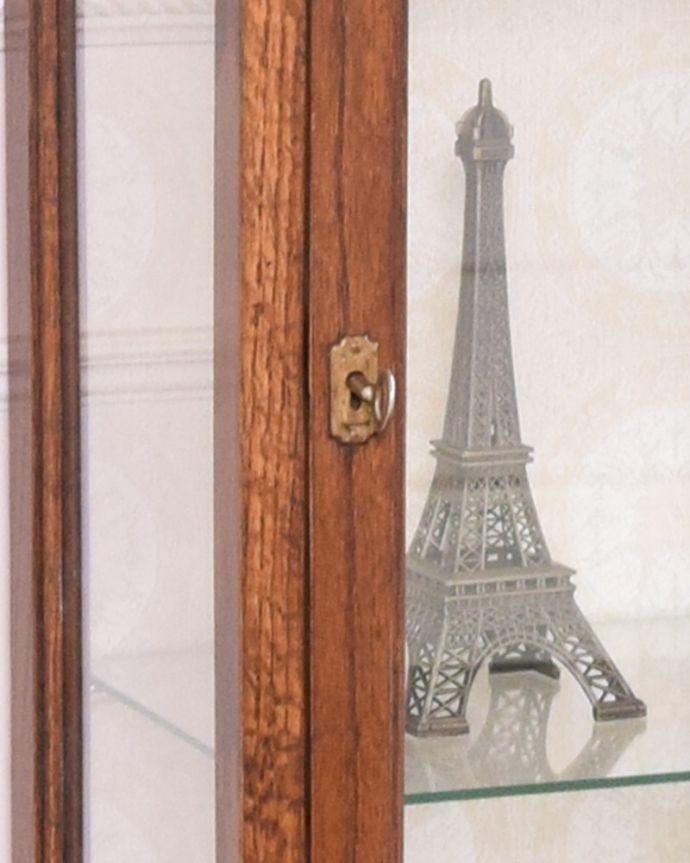 アンティークのキャビネット　アンティーク家具　初めての方にも人気な英国アンティーク家具、コンパクトなガラスキャビネット。開ける度にワクワクする取っ手アンティークらしい取っ手のデザイン。(k-1787-f)