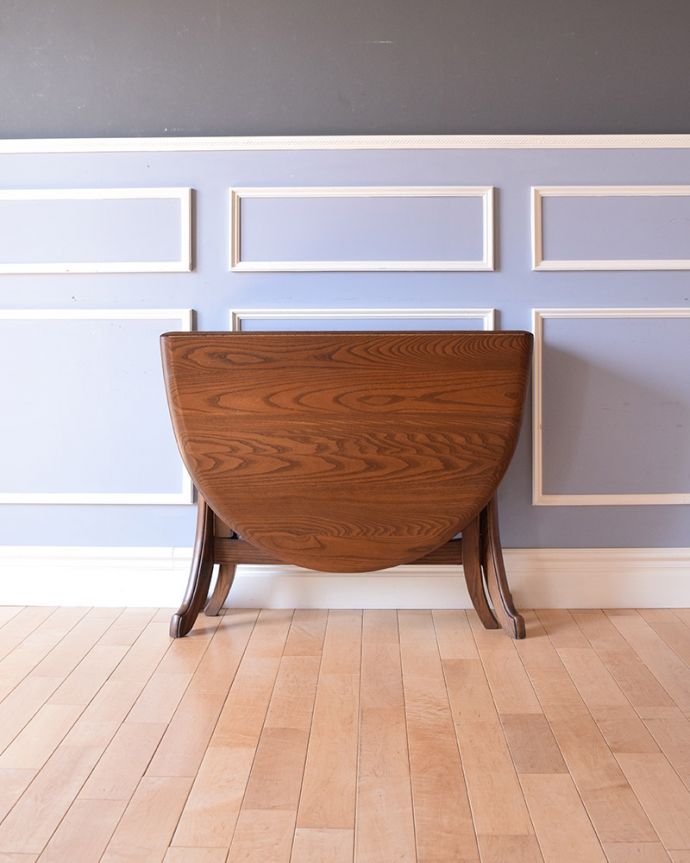 アンティークのテーブル　アンティーク家具　英国輸入のアンティーク家具、脚先の曲線まで美しいゲートレッグテーブル（伸張式テーブル）。アンティークは新品ではないので、もちろん経年変化によるキズはありますが、専門の職人が目立たないようキレイにお直しをしていますのでご安心ください。(k-1788-f)