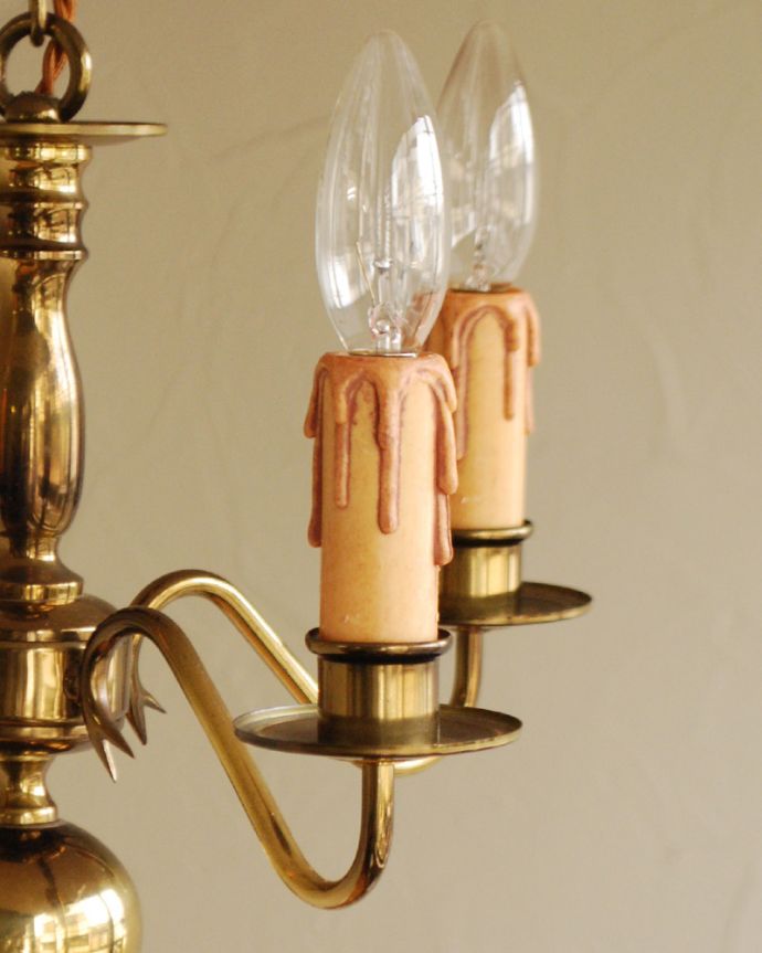 シャンデリア　照明・ライティング　イギリスのアンティーク照明、ゴールドの輝きがキレイな真鍮シャンデリア（４灯）（Ｅ17シャンデリア球付） 。しっかりオーバーホウルをしたので、ご安心下さい。(k-1789-z)