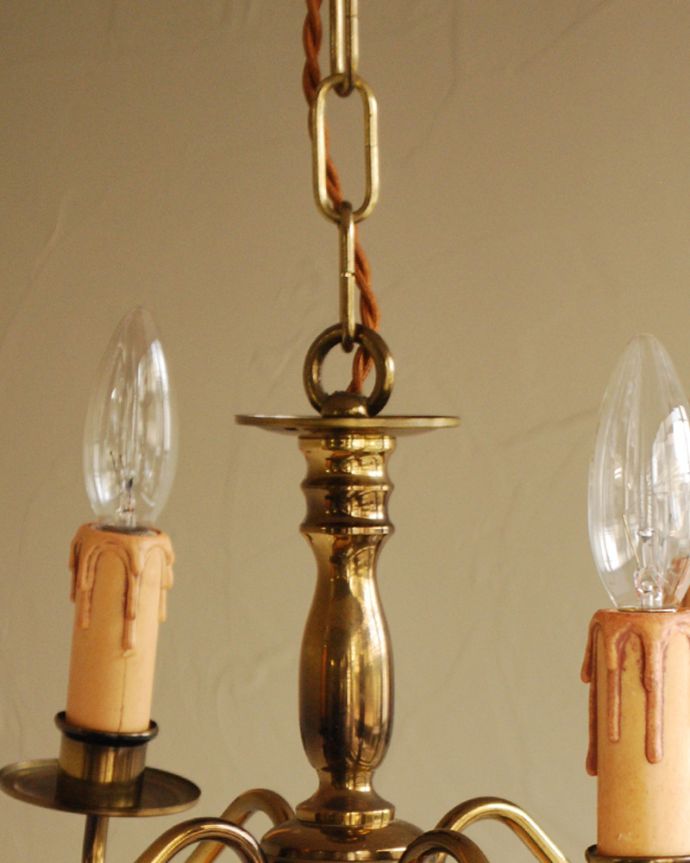 シャンデリア　照明・ライティング　イギリスのアンティーク照明、ゴールドの輝きがキレイな真鍮シャンデリア（４灯）（Ｅ17シャンデリア球付） 。チェーンが付いているので、強度があります。(k-1789-z)