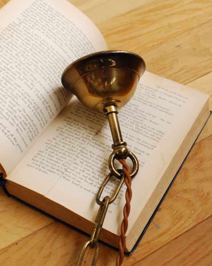 シャンデリア　照明・ライティング　イギリスのアンティーク照明、ゴールドの輝きがキレイな真鍮シャンデリア（４灯）（Ｅ17シャンデリア球付） 。真鍮のカバー付きです。(k-1789-z)