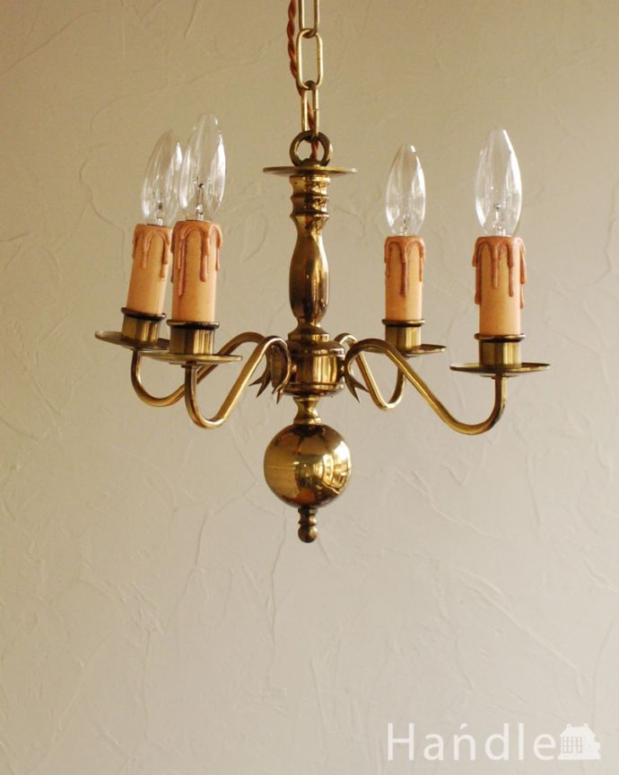 シャンデリア　照明・ライティング　イギリスのアンティーク照明、ゴールドの輝きがキレイな真鍮シャンデリア（４灯）（Ｅ17シャンデリア球付） 。昼間は灯りをつけなくても、太陽の光でキラキラと輝きます。(k-1789-z)