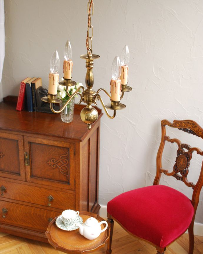 シャンデリア　照明・ライティング　イギリスのアンティーク照明、ゴールドの輝きがキレイな真鍮シャンデリア（４灯）（Ｅ17シャンデリア球付） 。お部屋の主役になるほどの存在感です。(k-1789-z)