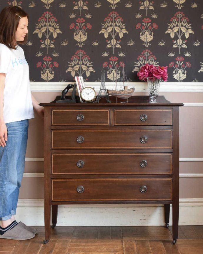 アンティークのチェスト　アンティーク家具　たっぷり収納で便利に大活躍してくれる、キャスター付きの英国アンティークチェスト。とても品のある木目です。(k-1790-f)