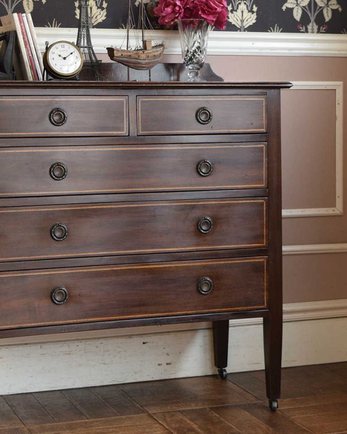 アンティークのチェスト　アンティーク家具　たっぷり収納で便利に大活躍してくれる、キャスター付きの英国アンティークチェスト。「見せる収納」は、置く場所を選ばずに使えちゃう。(k-1790-f)