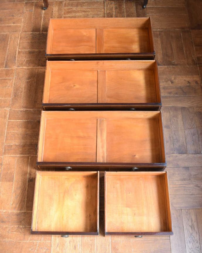 アンティークのチェスト　アンティーク家具　たっぷり収納で便利に大活躍してくれる、キャスター付きの英国アンティークチェスト。キレイに修復したので、何を入れてもOK！もちろん引き出しの中も職人さんがキレイに直しました。(k-1790-f)