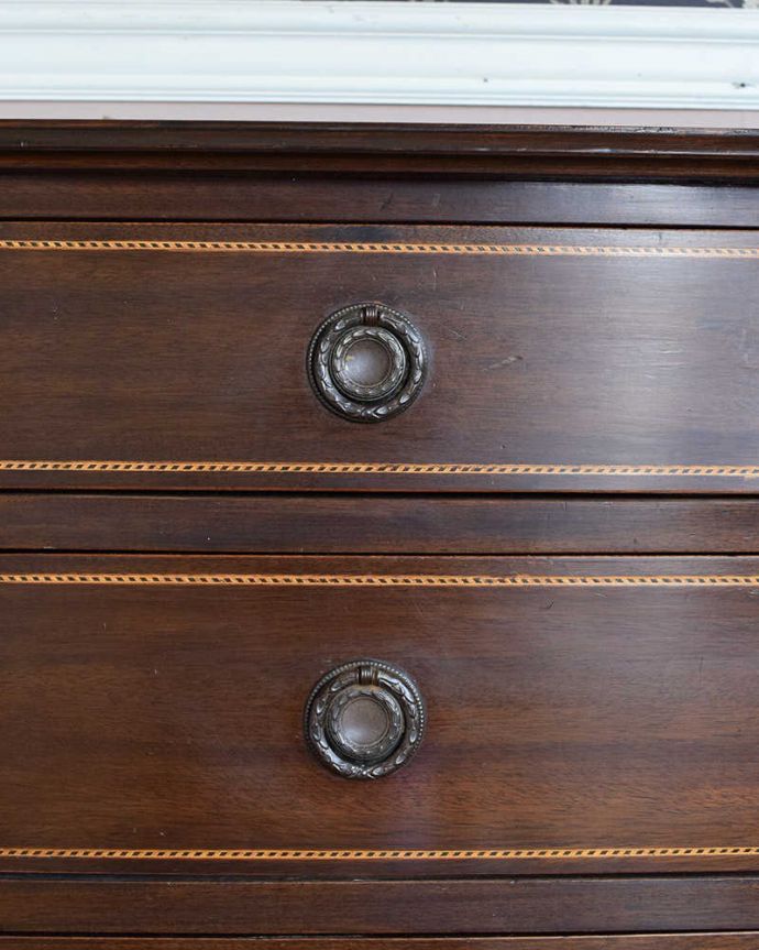 アンティークのチェスト　アンティーク家具　たっぷり収納で便利に大活躍してくれる、キャスター付きの英国アンティークチェスト。開ける度にワクワクする取っ手凝っていて高級感があるオシャレな取っ手です。(k-1790-f)