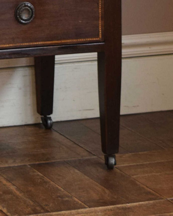 アンティークのチェスト　アンティーク家具　たっぷり収納で便利に大活躍してくれる、キャスター付きの英国アンティークチェスト。脚先には･･･クルクル回転するキャスターが。(k-1790-f)