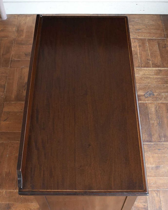 アンティークのチェスト　アンティーク家具　たっぷり収納で便利に大活躍してくれる、キャスター付きの英国アンティークチェスト。何を置こうかな･･･？上から見ると、天板はこんな感じ。(k-1790-f)