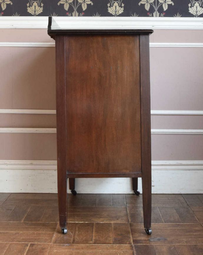 アンティークのチェスト　アンティーク家具　たっぷり収納で便利に大活躍してくれる、キャスター付きの英国アンティークチェスト。横から見てもステキ横から見るとこんな感じ。(k-1790-f)