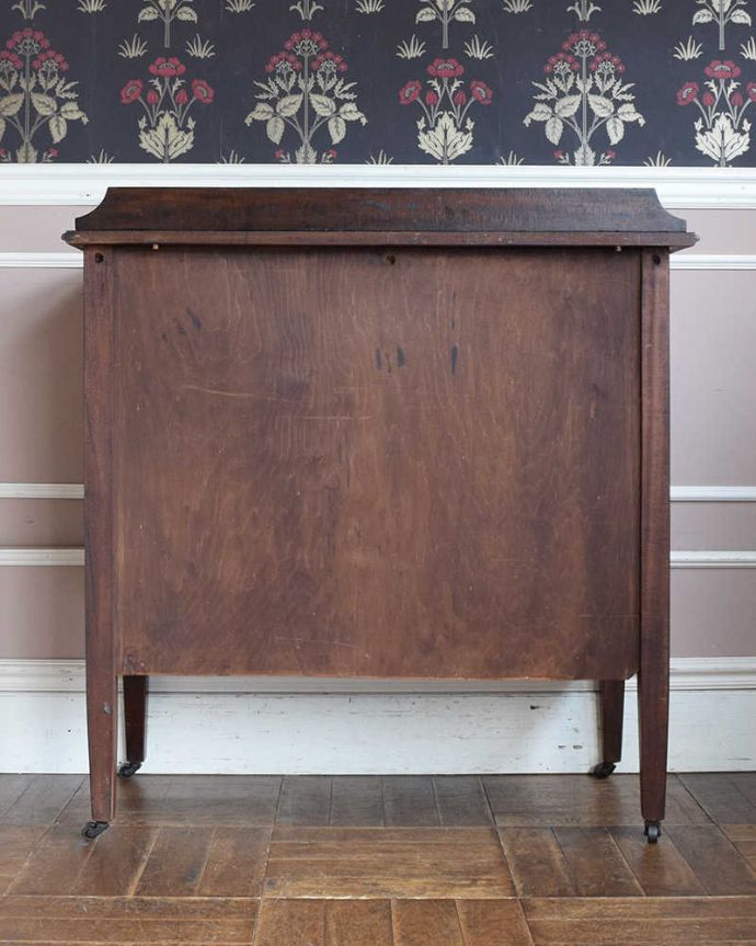 アンティークのチェスト　アンティーク家具　たっぷり収納で便利に大活躍してくれる、キャスター付きの英国アンティークチェスト。修復したので後姿もキレイ！アンティークは新品ではないので、もちろん経年変化によるキズはありますが、専門の職人がキレイにお直しをしているので、後ろ姿までキレイです。(k-1790-f)