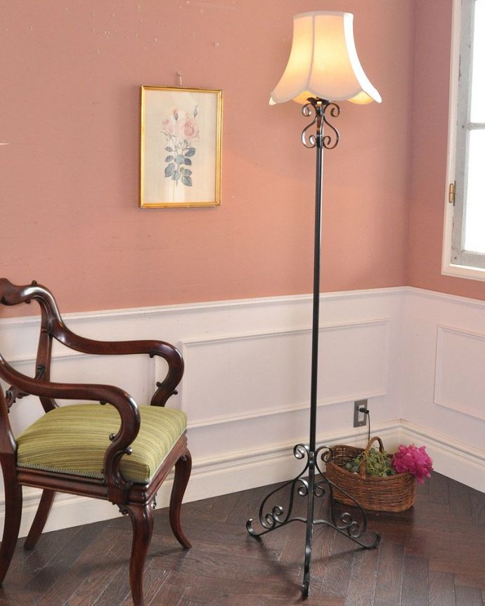 スタンドライト 照明・ライティング 英国輸入のアイアンスタンド、アンティークフロアランプ(B22シャンデリア球付)。背の高いフロアランプ。(k-1792-f)