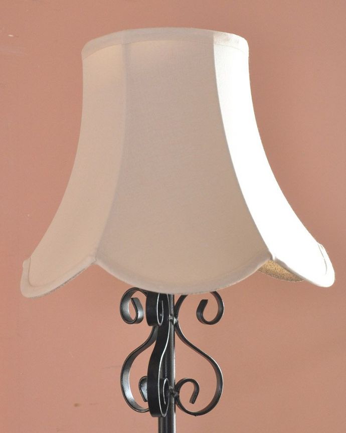 スタンドライト 照明・ライティング 英国輸入のアイアンスタンド、アンティークフロアランプ(B22シャンデリア球付)。シェードは、新品のアイテムをあわせました。(k-1792-f)