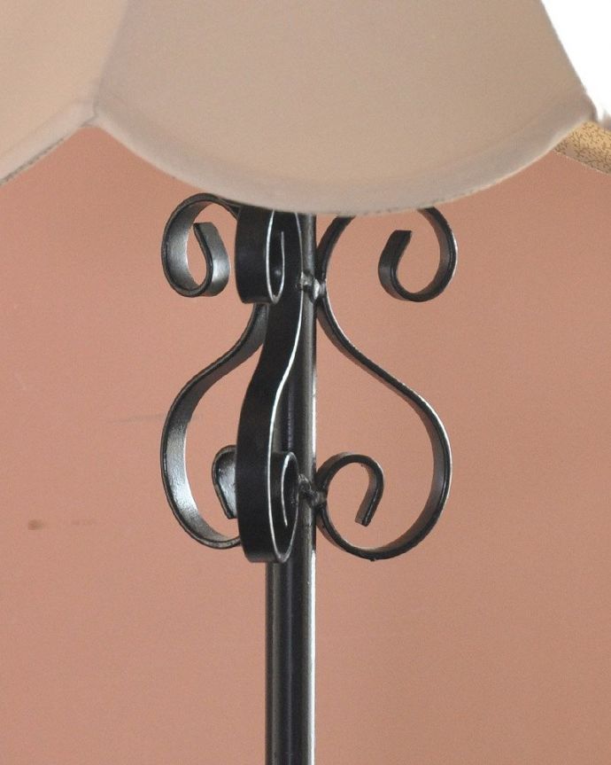 スタンドライト 照明・ライティング 英国輸入のアイアンスタンド、アンティークフロアランプ(B22シャンデリア球付)。スタンドの中央には、エレガントな装飾が入っています。(k-1792-f)