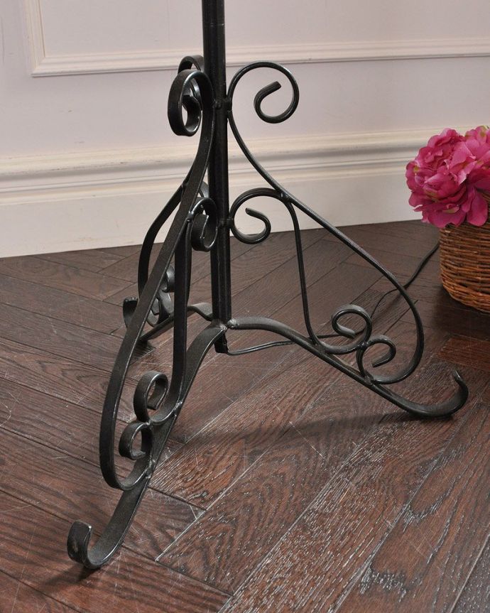 スタンドライト 照明・ライティング 英国輸入のアイアンスタンド、アンティークフロアランプ(B22シャンデリア球付)。しっかり支える安定した土台です。(k-1792-f)