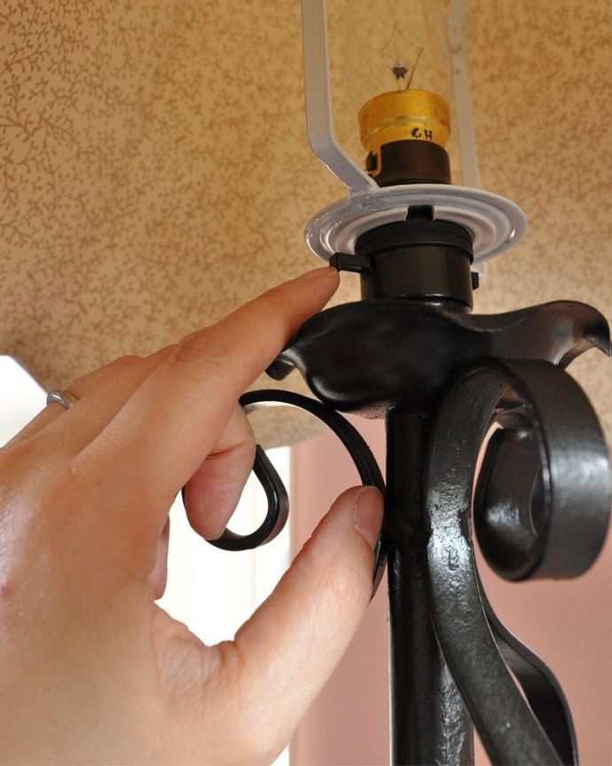 スタンドライト 照明・ライティング 英国輸入のアイアンスタンド、アンティークフロアランプ(B22シャンデリア球付)。スイッチはソケットの下にあります。(k-1792-f)