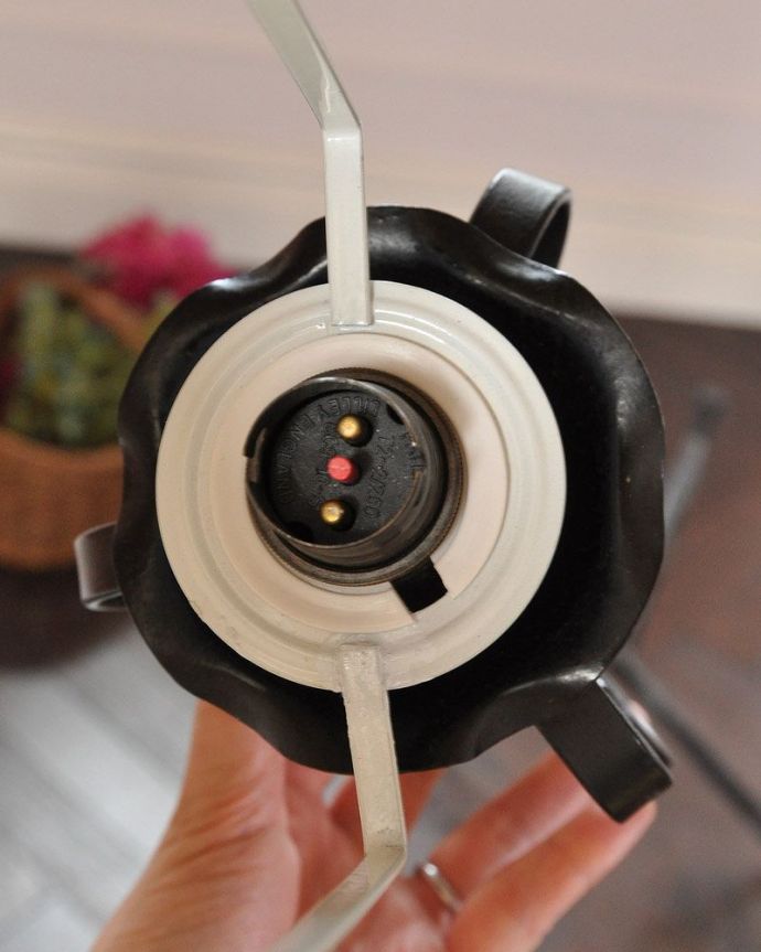 スタンドライト 照明・ライティング 英国輸入のアイアンスタンド、アンティークフロアランプ(B22シャンデリア球付)。全てオーバーホールしてありますので、安心してお使いください。(k-1792-f)