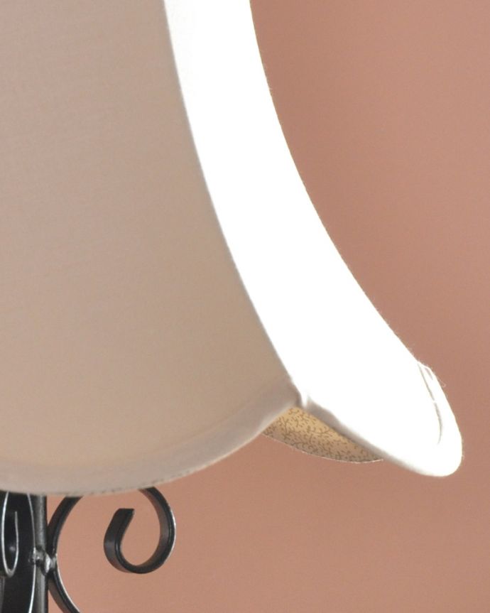 スタンドライト 照明・ライティング 英国輸入のアイアンスタンド、アンティークフロアランプ(B22シャンデリア球付)。お部屋に馴染みやすい、オフホワイトの布シェードです。(k-1792-f)