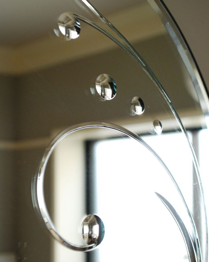 アンティーク カッティングミラー アンティーク雑貨 英国から到着したアンティーク、ドットがかわいい可愛いカッティングミラー。※アンティークは新品ではないので、経年変化によるキズはありますが、専門の職人によって目立たないようにキレイにお直しをしています。(k-1792-z)